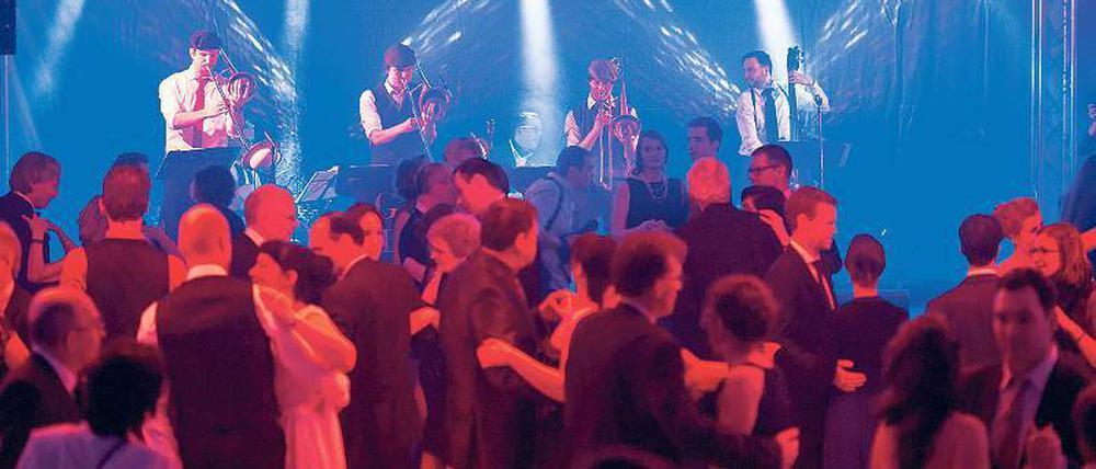 Tanzfreudig. Entspannte Ballatmosphäre in der Griebnitzsee-Mensa.