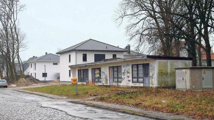 Neues und Altes. Neben den neuen Einfamilienhäusern steht die ehemalige HO-Baracke. Sie soll verschwinden. Doch was darf gebaut werden?