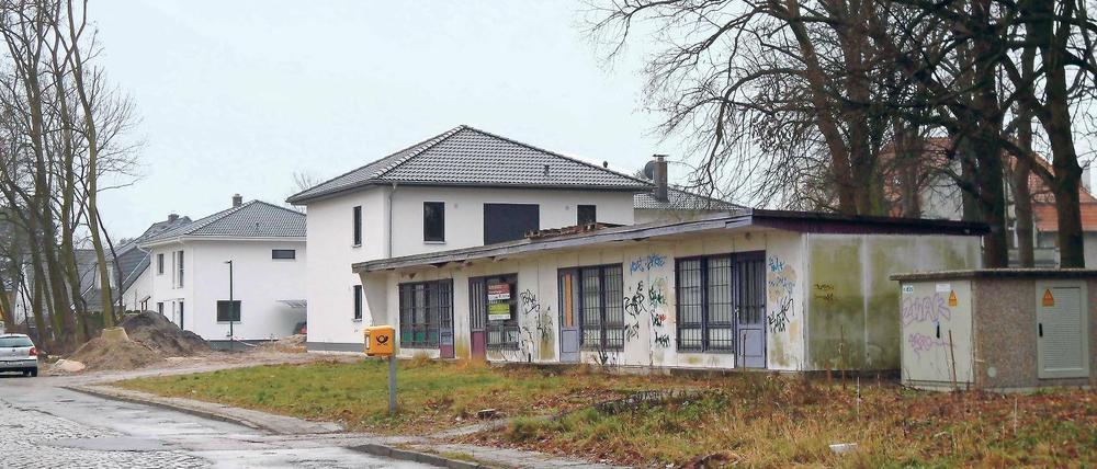 Neues und Altes. Neben den neuen Einfamilienhäusern steht die ehemalige HO-Baracke. Sie soll verschwinden. Doch was darf gebaut werden?