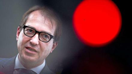 Bundesminister Dobrindt will nicht nachgeben - Flughafenchef Hartmut Mehdorn aber vermutlich auch nicht.