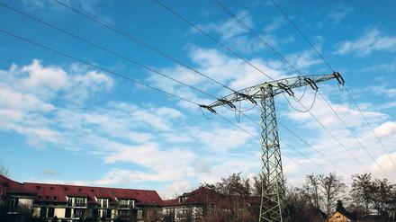 Strommasten mitten durch den Ort. Die Freileitung besteht in ihrer jetzigen Form seit 1936. Während die Trasse in Marquardt künftig um den Ort herum gebaut wird, müssen die Golmer bangen. Einigt sich die Stadt nicht noch mit Edis, bleibt die Leitung im Ort.