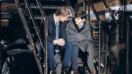 Detective Gordon (Ben McKenzie, l.) verspricht Bruce Wayne (David Mazouz), den Mörder seiner Eltern zu finden.