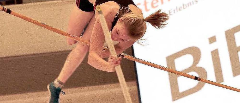 Artistik im Luftraum. Anjuli Knäsche windet sich in 4,35 Metern Höhe über die Latte.