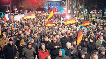 Demos in Dresden. Die islamfeindliche Pegida-Bewegung zog in den vergangenen Wochen regelmäßig Zehntausende Menschen in Dresden auf die Straße. Der Zulauf nahm zuletzt ab.
