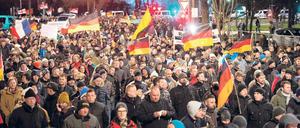 Demos in Dresden. Die islamfeindliche Pegida-Bewegung zog in den vergangenen Wochen regelmäßig Zehntausende Menschen in Dresden auf die Straße. Der Zulauf nahm zuletzt ab.