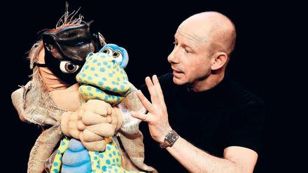 Puppenflüsterer. Benjamin Tomkin mit seinen Figuren.