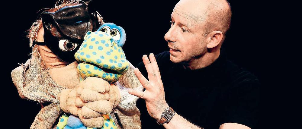 Puppenflüsterer. Benjamin Tomkin mit seinen Figuren.