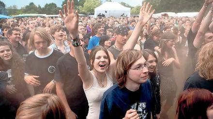 Caputh halbtrocken. Eines der wenigen regenfreien Festivals gab es im Jahr 2011 – hier beim Konzert der Potsdamer Kultband Hasenscheisse.