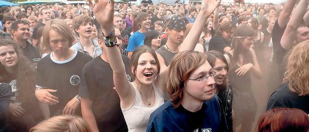 Caputh halbtrocken. Eines der wenigen regenfreien Festivals gab es im Jahr 2011 – hier beim Konzert der Potsdamer Kultband Hasenscheisse.