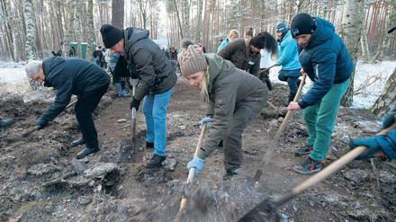 Gut 150 Tierfreunde aus Potsdam und Umgebung beteiligten sich Ende Dezember 2014 beim Spatenstich für ein neues Tierheim auf dem Sago-Gelände an der Michendorfer Chaussee.