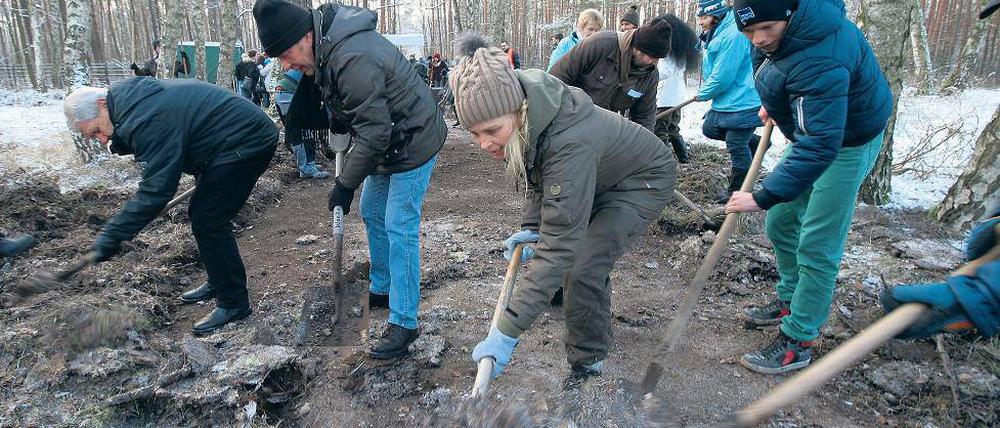 Gut 150 Tierfreunde aus Potsdam und Umgebung beteiligten sich Ende Dezember 2014 beim Spatenstich für ein neues Tierheim auf dem Sago-Gelände an der Michendorfer Chaussee.