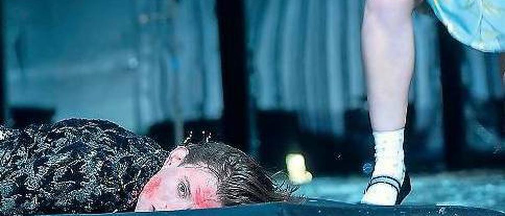 Etwas Tee zum Dilemma? Hamlet (Alexander Finkenwirth) liegt am Boden, Ophelia (Zora Klostermann) eilt mit Heißgetränken, um zu trösten.