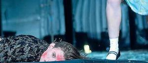 Etwas Tee zum Dilemma? Hamlet (Alexander Finkenwirth) liegt am Boden, Ophelia (Zora Klostermann) eilt mit Heißgetränken, um zu trösten.