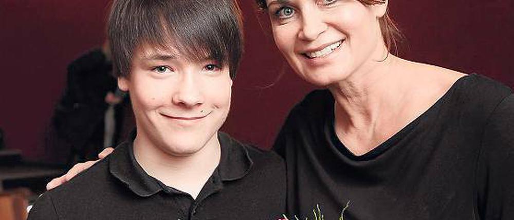 Zu Besuch im Filmgymnasium. Schauspielerin Anja Kling (r.). Im Interview verriet sie dem Zehntklässler Maximilian Bosch, warum sie gerne mal eine Hexe ist.