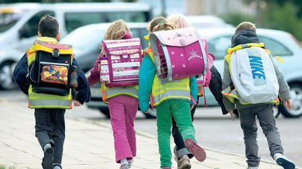 Kinder auf dem Schulweg.