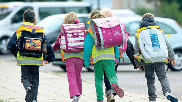 Kinder auf dem Schulweg.