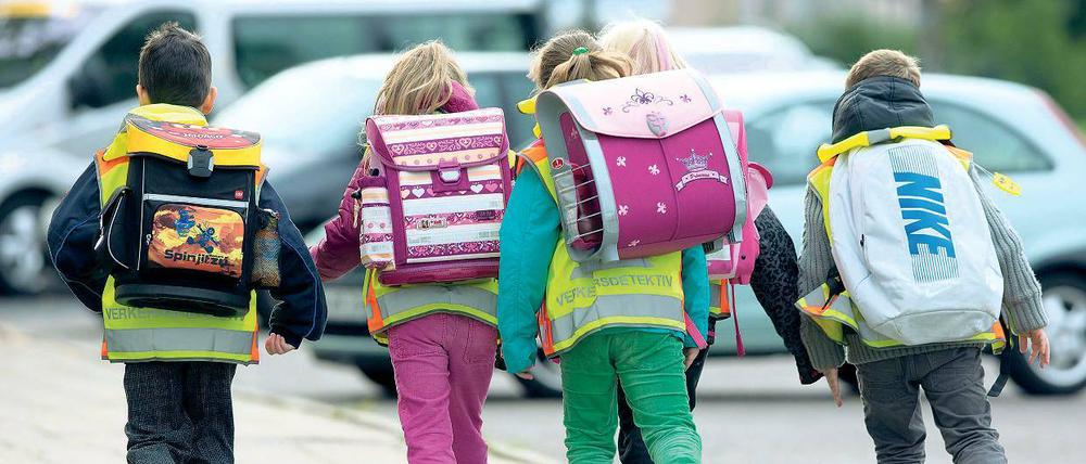 Kinder auf dem Schulweg.