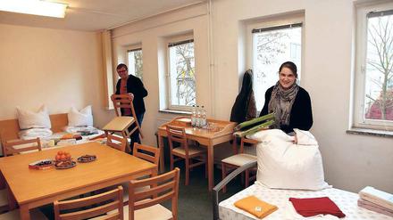 Kontrovers. An der Unterbringung von Flüchtlingen in Potsdam scheiden sich die Geister. Rund 50 Flüchtlinge leben derzeit in der Unterkunft in der Dortustraße.