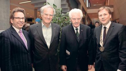 Verbunden. Uni-Präsident Günther (r.) mit den Uni-Gründern Rolf Mitzner (M.) und Julius H. Schoeps (2.v.l.).