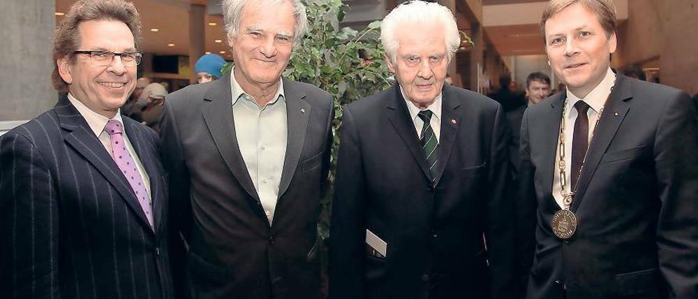 Verbunden. Uni-Präsident Günther (r.) mit den Uni-Gründern Rolf Mitzner (M.) und Julius H. Schoeps (2.v.l.).