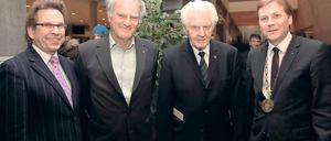 Verbunden. Uni-Präsident Günther (r.) mit den Uni-Gründern Rolf Mitzner (M.) und Julius H. Schoeps (2.v.l.).