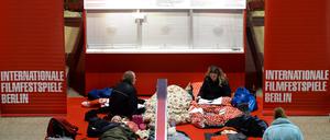 Kinofans übernachten am 02. Februar in den Potsdamer Platz Arkaden vor dem Vorverkaufsschalter, um Berlinale-Tickets zu ergattern.