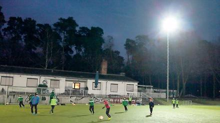 Die Flutlichter am Sportplatz in der Breitscheid-Straße erlöschen aus Altersschwäche nach und nach.