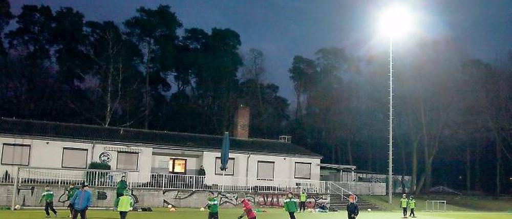 Die Flutlichter am Sportplatz in der Breitscheid-Straße erlöschen aus Altersschwäche nach und nach.