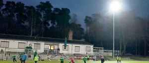 Die Flutlichter am Sportplatz in der Breitscheid-Straße erlöschen aus Altersschwäche nach und nach.