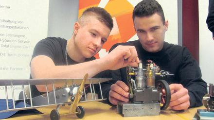 Mini-Triebwerk. Die Azubis Philipp (l.) und Jonas am Stand von MTU.
