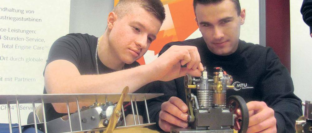 Mini-Triebwerk. Die Azubis Philipp (l.) und Jonas am Stand von MTU.