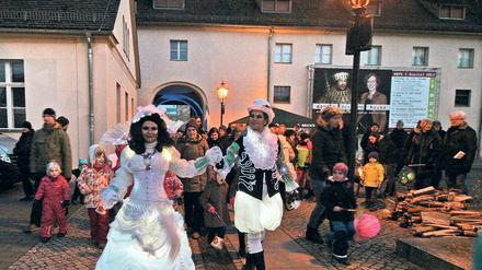 Strahlendes Paar. Beim Laternenumzug waren 400 Potsdamer unterwegs.