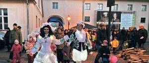 Strahlendes Paar. Beim Laternenumzug waren 400 Potsdamer unterwegs.