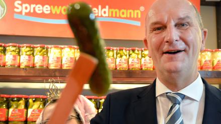 Brandenburgs Ministerpräsident Dietmar Woidke während des Brandenburg Tages mit einer Spreewaldgurke.