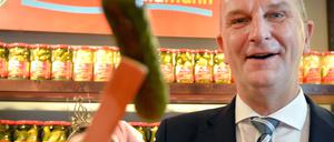 Brandenburgs Ministerpräsident Dietmar Woidke während des Brandenburg Tages mit einer Spreewaldgurke.