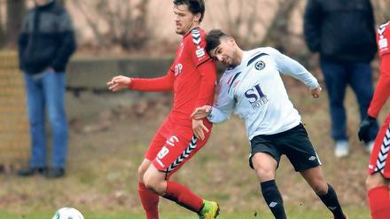 Mit guten Szenen: Babelsbergs Jean-Marc Soine gegen den Ex-Nulldreier Ramy Raychoumi.