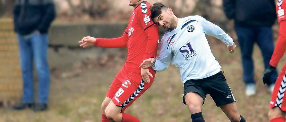 Mit guten Szenen: Babelsbergs Jean-Marc Soine gegen den Ex-Nulldreier Ramy Raychoumi.