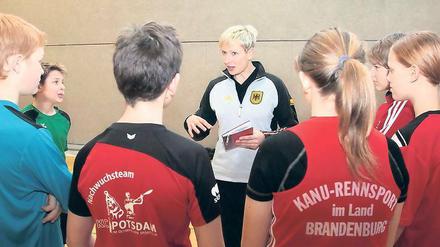 Zuhören und lernen. Von Kathrin Wagner-Augustin lernen, heißt Siegen lernen. Die vierfache Kanu-Olympiasiegern will Trainerin werden. Einen Teil ihrer praktischen Ausbildung absolviert sie an ihrer eigenen Wirkungsstätte als Leistungssportlerin – beim KC Potsdam.