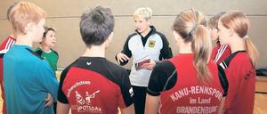 Zuhören und lernen. Von Kathrin Wagner-Augustin lernen, heißt Siegen lernen. Die vierfache Kanu-Olympiasiegern will Trainerin werden. Einen Teil ihrer praktischen Ausbildung absolviert sie an ihrer eigenen Wirkungsstätte als Leistungssportlerin – beim KC Potsdam.