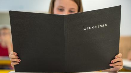 Bei 0,6 Prozent der Schüler in Brandenburg fehlen Noten auf dem Halbjahreszeugnis.