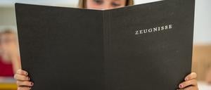 Bei 0,6 Prozent der Schüler in Brandenburg fehlen Noten auf dem Halbjahreszeugnis.