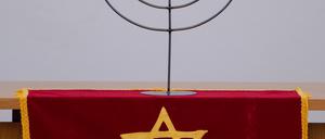 In der ehemaligen evangelischen Schlosskirche in Cottbus steht nun ein siebenarmiger Leuchter (Menora) auf einem Davidstern.