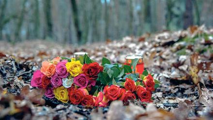 Mitten im Wald. Blumen markieren die Stelle, an der die 19-jährige Maria P. ermordet wurde. Auch ein kleines Kreuz wurde aufgestellt – für ihr ungeborenes Kind, das nach bisherigen Ermittlungen sterben musste, weil sein Vater es nicht wollte.