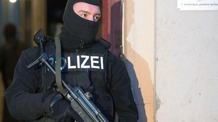 Ein Polizeibeamter bei einer Razzia in Berlin-Moabit.