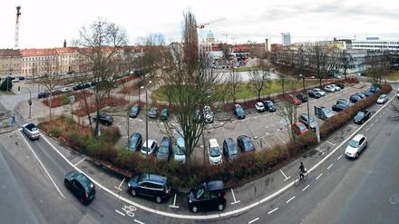 Die sogenannte Plantage an der Ecke Dortustraße/Yorckstraße soll nach historischem Vorbild hergerichtet werden. Eltern und Lehrer der Dortuschule kritisieren, dass der Platz dann nicht mehr wie bisher für Ballspiele genutzt werden kann. Die Potsdamer Bauverwaltung verteidigt ihre Planungen.