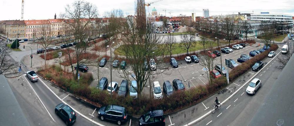 Die sogenannte Plantage an der Ecke Dortustraße/Yorckstraße soll nach historischem Vorbild hergerichtet werden. Eltern und Lehrer der Dortuschule kritisieren, dass der Platz dann nicht mehr wie bisher für Ballspiele genutzt werden kann. Die Potsdamer Bauverwaltung verteidigt ihre Planungen.