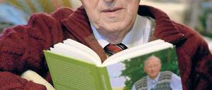 Ein Mann, ein Buch. Uwe Holmer lebt heute nahe Rostock.