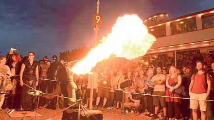 Lichtspiele. Feuershow und Laternenumzug gehören zu dem Spektakel.