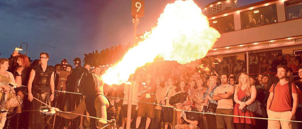 Lichtspiele. Feuershow und Laternenumzug gehören zu dem Spektakel.