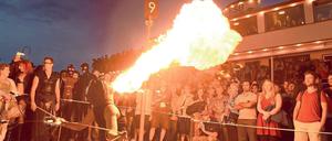 Lichtspiele. Feuershow und Laternenumzug gehören zu dem Spektakel.